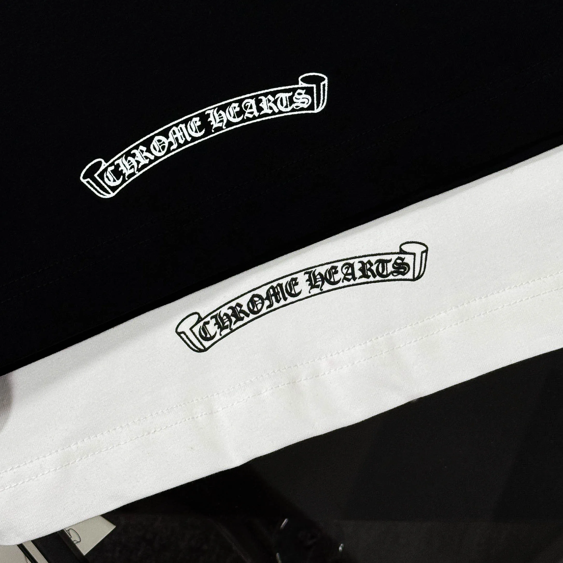 P170 Chrome Hearts Chrome Hearts 25 high-end versions. The fabric is made of 300 grams of high-density pure cotton. It does not deform or shrink. It has three labels. It is the same style for men and women. Technology: Digital printing. Color: White. Black. SIZE: S-XL.